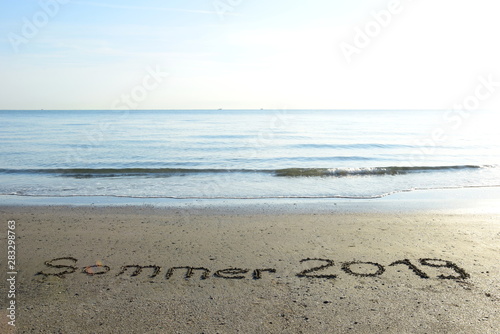 Sommer 2019 - Buchstaben in Sand geschrieben vor der adriatischen Küste