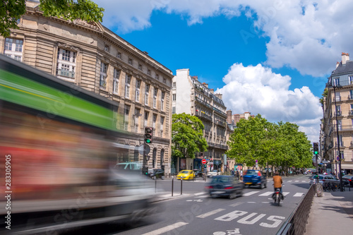 Fototapeta Naklejka Na Ścianę i Meble -  Paris Traffic on a Sunny Summer Day