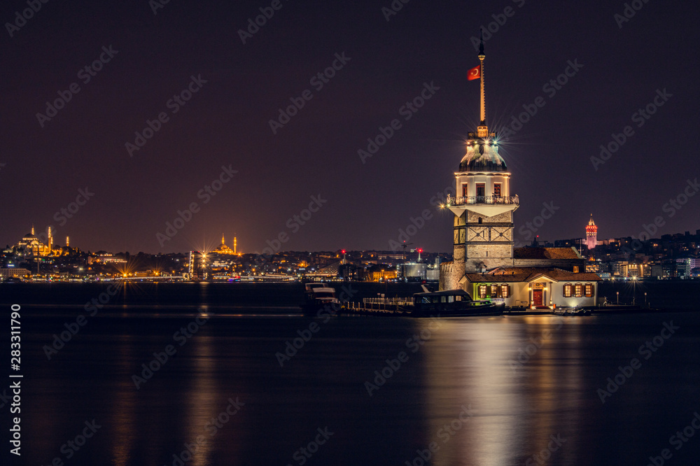 Obraz premium Maiden's Tower, Maiden's Tower, night view, city lights, sea, landscape, mosque, history, art, artistic, night scene, istanbul, turkey, peace, spacious, comfort, long exposure, city views, istanbul ni