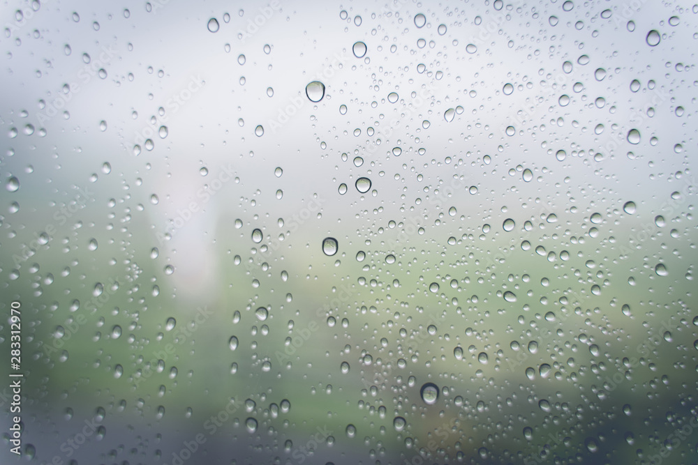 Raindrops that stick to the glass in the rain