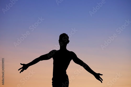Fototapeta Naklejka Na Ścianę i Meble -  Silhouette homme coucher de soleil - bien être bras ouvert liberté
