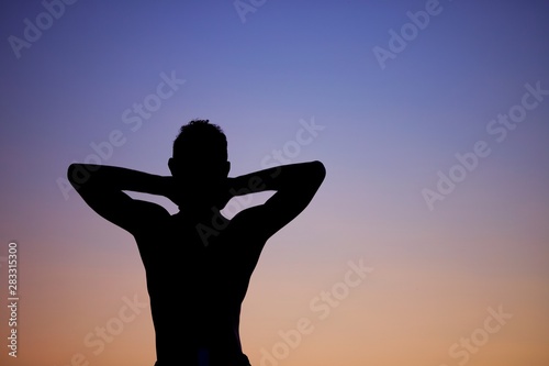 Détente paix homme silhouette coucher de soleil