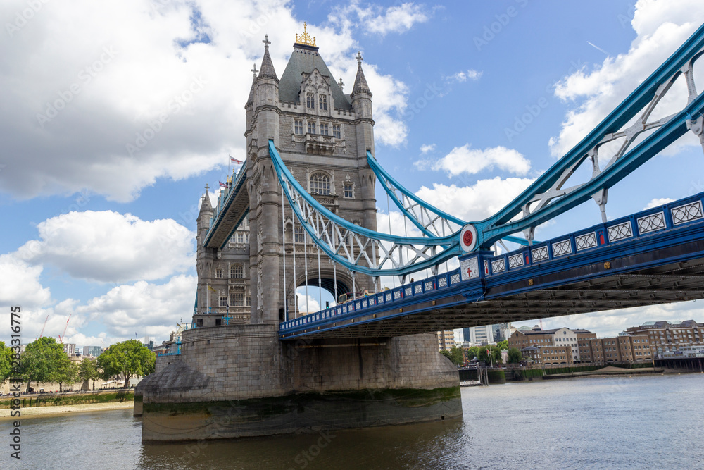 Obraz premium famous london bridge tower on thames