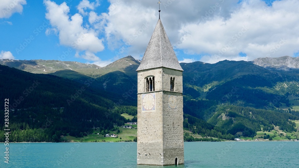 Kirchturm im See, Reschensee in Südtirol 
