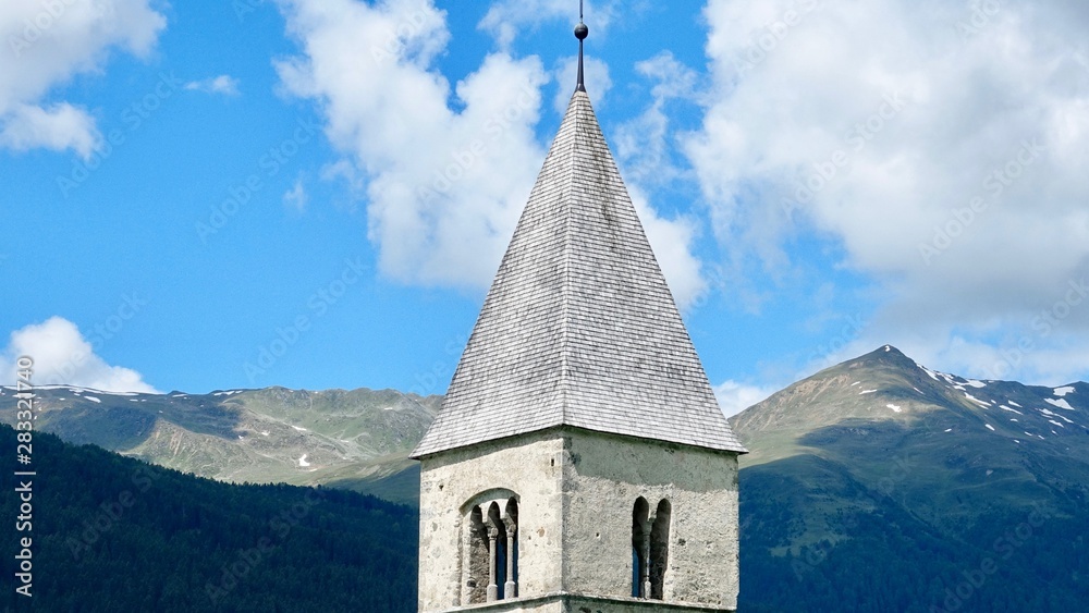 Kirchturm im See, Reschensee in Südtirol 