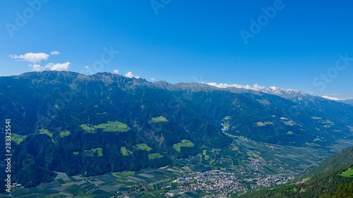 Bergblick in das Tal um Meran, Süd Tirol in den Bergen © Omm-on-tour