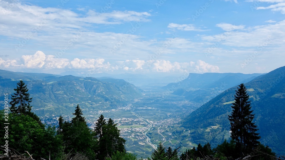 Bergblick in das Tal um Meran, Süd Tirol in den Bergen
