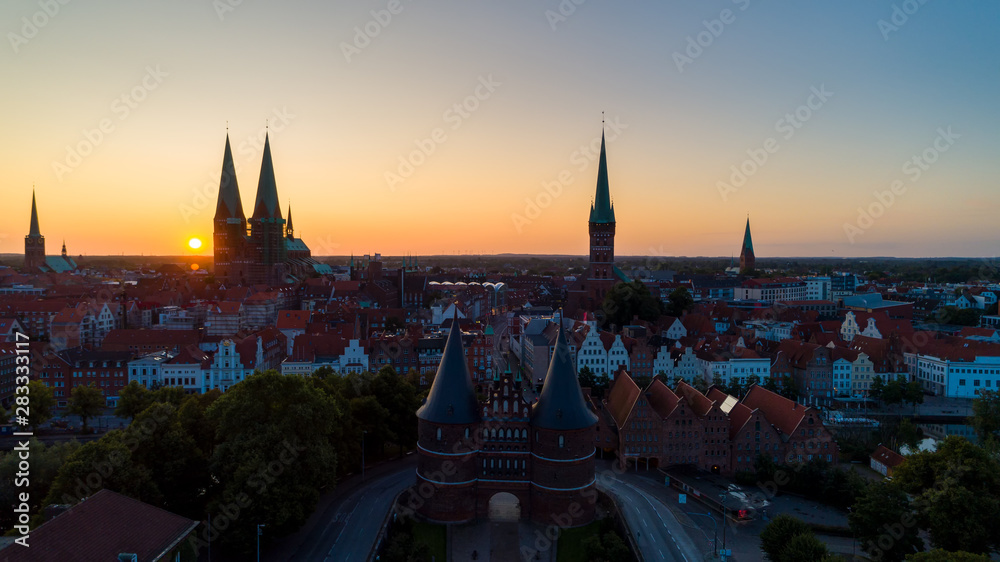 Sonnenaufgang hinter der Lübecker Altstadt
