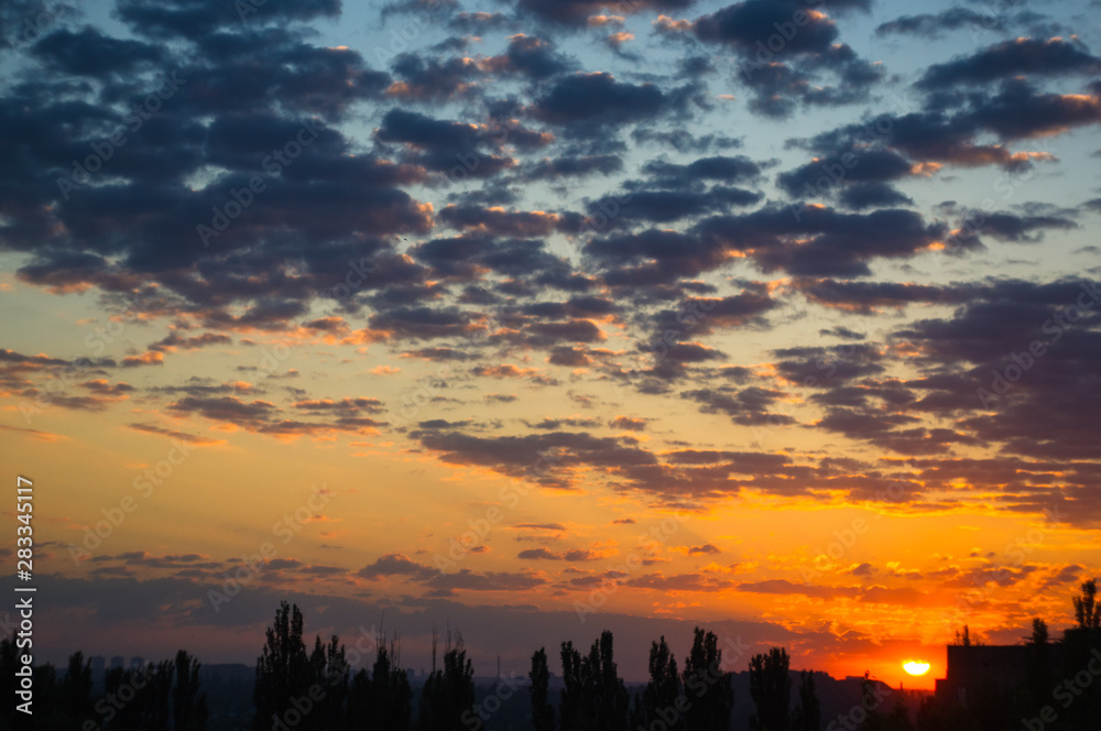 Obraz premium Landscape with dramatic light - beautiful golden sunset with saturated sky and clouds.