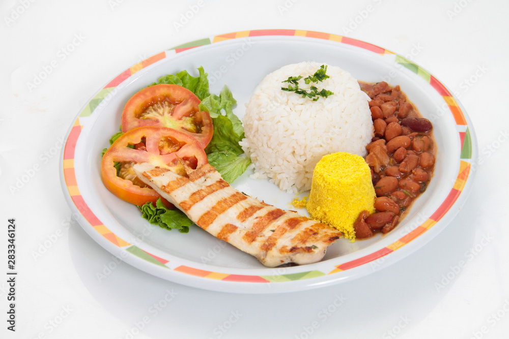 Peixe grelhado com salada. Refeição popular Peixe grelhado com salada. Refeição popular