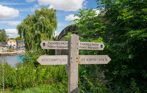 Fototapeta Thames Path signpost by Halfpenny Bridge, Lechlade, Gloucestershire, United King