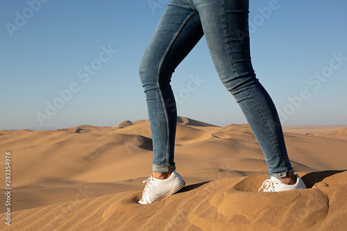 Piernas de mujer en el desierto.