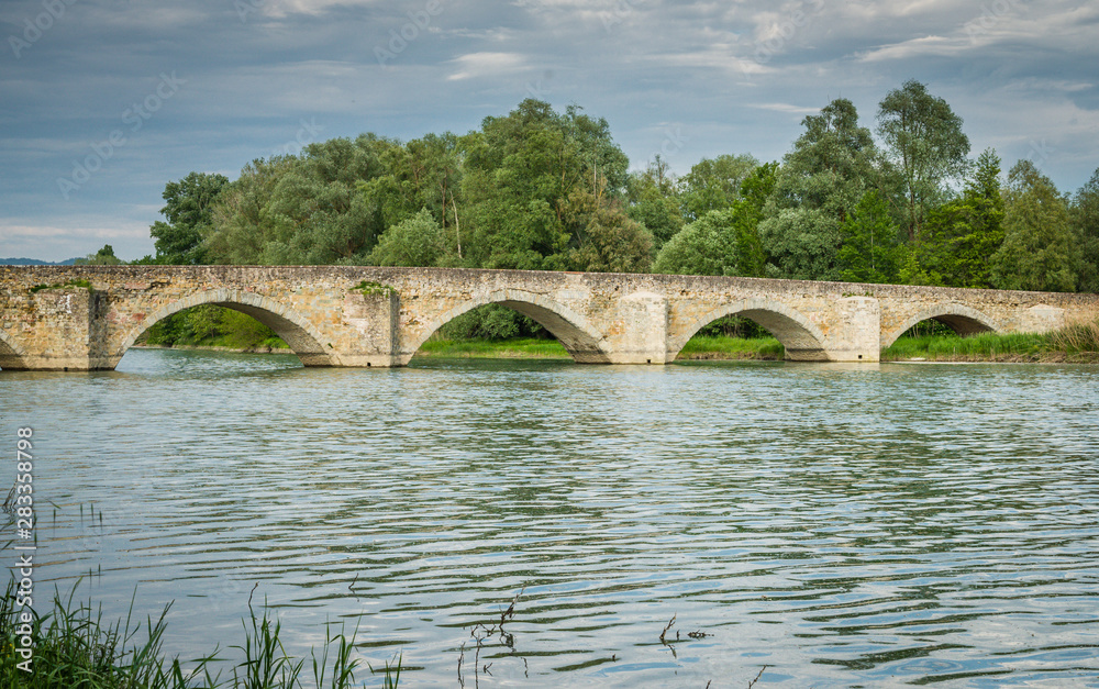Fototapeta premium The Buriano bridge over the Arno river in Italy