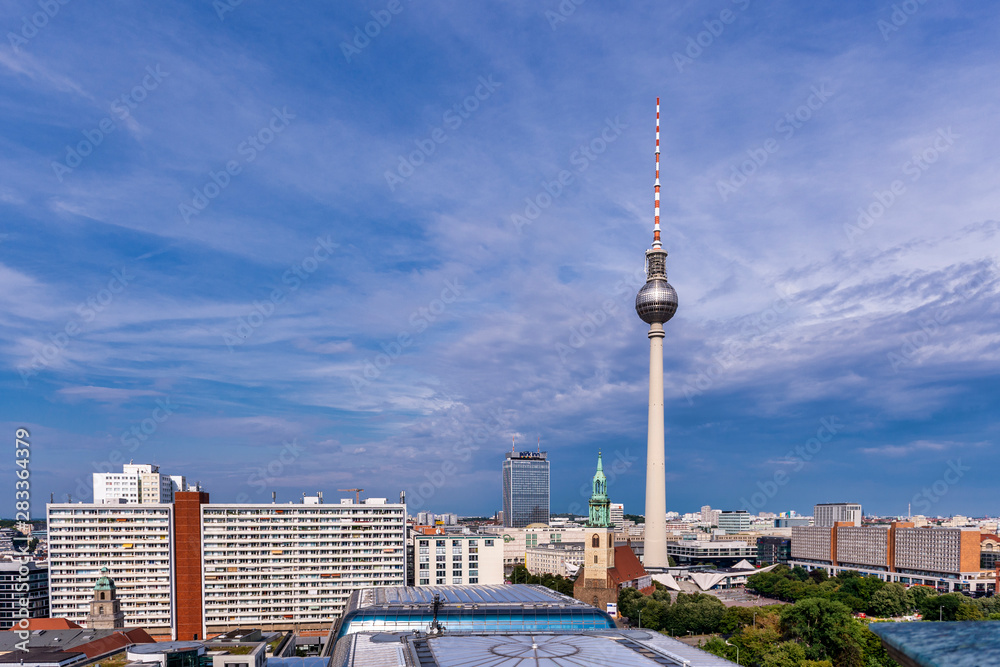 Naklejka premium Fernsehturm w Berlinie widok z Berliner dom