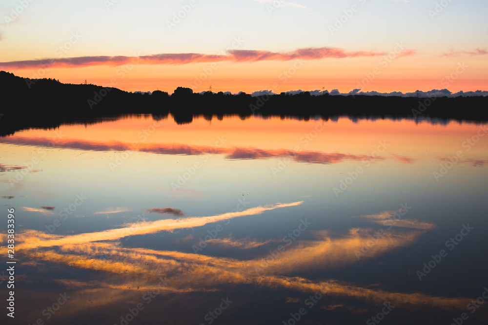 zachód słońca nad jeziorem