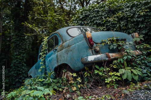 Fotografi Abandoned rusty car in junkyard