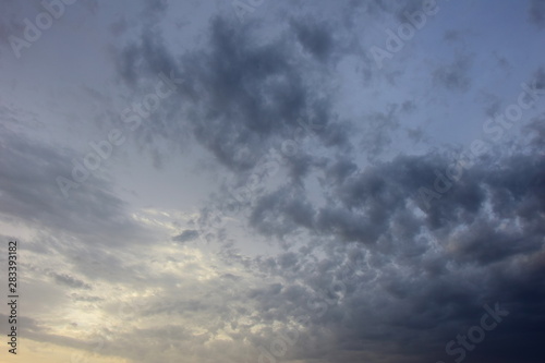 Dramatische Wolkenstimmung bei Sonnenaufgang über dem Meer