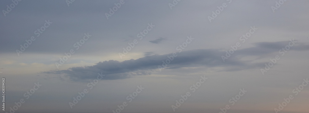 Wolkenstimmung am frühen Morgen über dem Meer