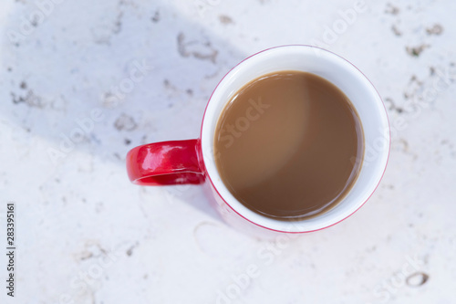 Filterkaffee in einer roten Tasse, von oben fotografiert