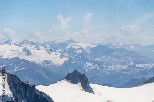 Panorama vue du ciel du massif du Mont-blanc