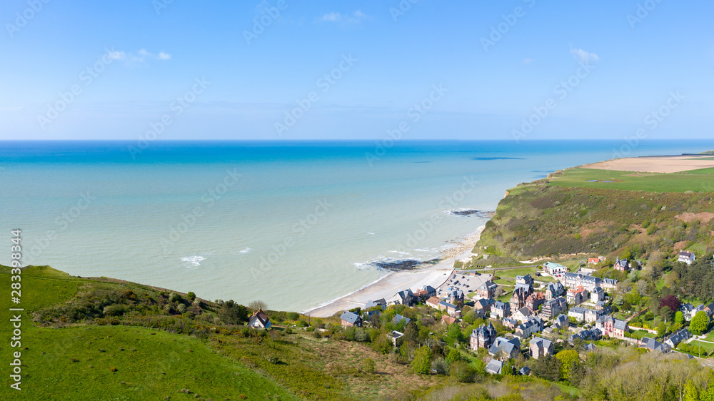 Les Petites Dalles, village en Normandie au bord de la mer et des falaises lors d'une journée ensoleillée
