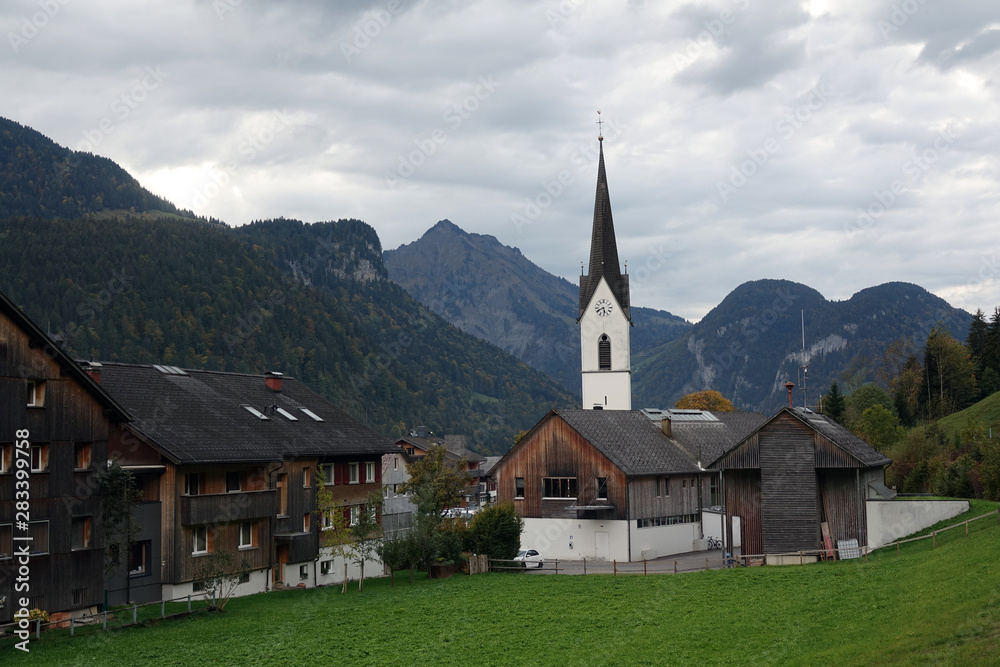 Fototapeta premium Bizau mit Kirche