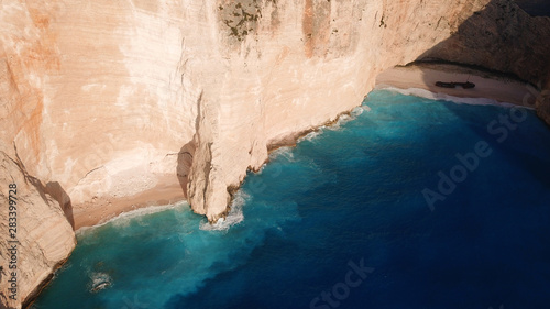 Widok z lotu ptaka z drona na słynną plażę Navagio lub wrak statku uznany za jedną z najpiękniejszych plaż na świecie z głębokim turkusowym czystym morzem, wyspa Zakynthos, Jońskie, Grecja