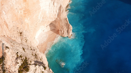 Widok z lotu ptaka z drona na słynną plażę Navagio lub wrak statku uznany za jedną z najpiękniejszych plaż na świecie z głębokim turkusowym czystym morzem, wyspa Zakynthos, Jońskie, Grecja