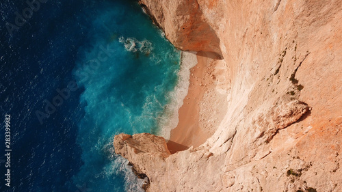 Widok z lotu ptaka z drona na słynną plażę Navagio lub wrak statku uznany za jedną z najpiękniejszych plaż na świecie z głębokim turkusowym czystym morzem, wyspa Zakynthos, Jońskie, Grecja