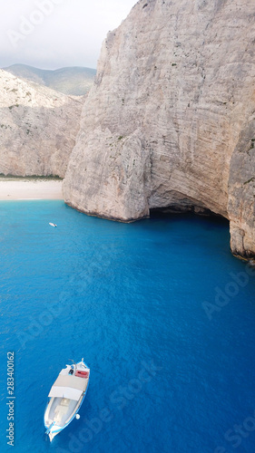 Widok z lotu ptaka z drona na słynną plażę Navagio lub wrak statku uznany za jedną z najpiękniejszych plaż na świecie z głębokim turkusowym czystym morzem, wyspa Zakynthos, Jońskie, Grecja