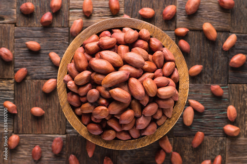 Φωτογραφία peanut indian peeled in wooden bowl, top view.