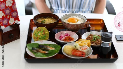 食事を楽しむ女性