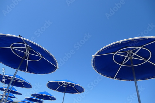 parasols bleus