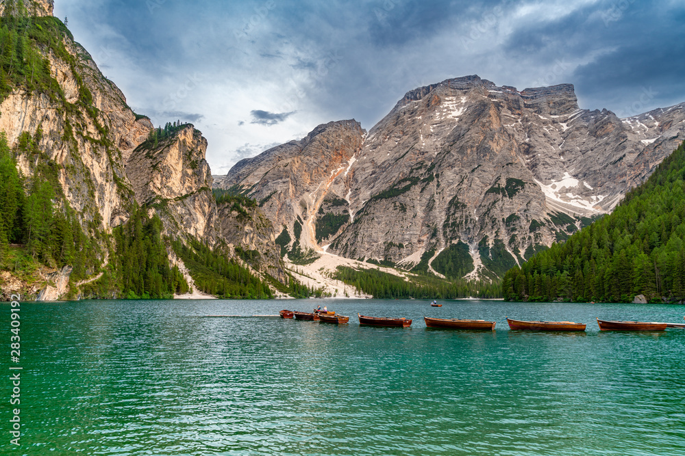 Ruderboote am Pragser Wildsee in Italien Ruderboote am Pragser Wildsee in Italien