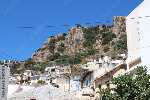 Griechisches Dorf vor Bergmassiv