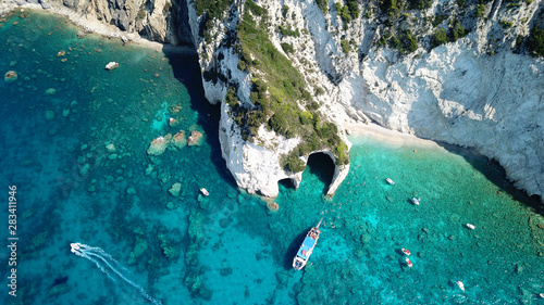 Zdjęcie lotnicze dronów słynnych białych jaskiń na małej wyspie Marathonisi i pięknym turkusowym pejzażu morskim, wyspa Zakynthos, Jońskie, Grecja