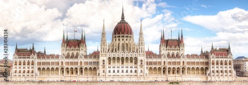 Das ungarische Parlamentsgebäude von der Donau aus gesehen