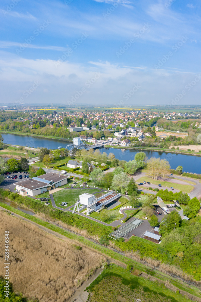 Fototapeta premium Pegasus Bridge et musée de Bénouville vus du ciel