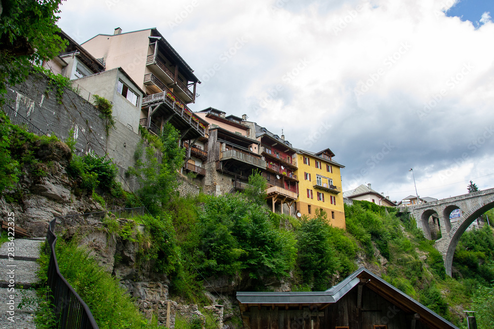 Maison traditionnelles a flanc de montagne à Flumet, Savoie