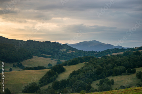 Fototapeta Naklejka Na Ścianę i Meble -  Świt w Bieszczadach, Szeroki Wierch i Tarnica