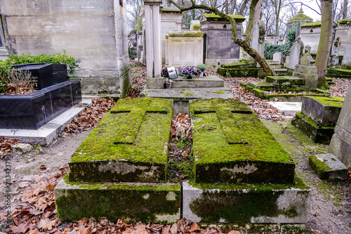 Bilde på lerret Cimetiere du Pere Lachaise typical french cemetery, Photo image a Beautiful pano