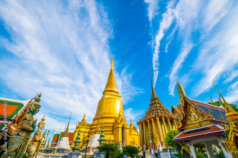 Fototapeta premium Emerald buddha temple golden pagoda blue sky with cloud sightseeing in Bangkok