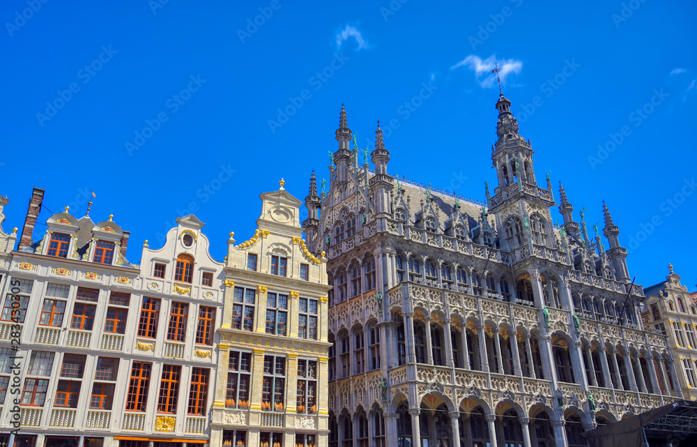 Obraz premium Buildings and architecture in the Grand Place, or Grote Markt, the central square of Brussels, Belgium.