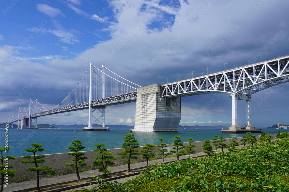 Naklejka premium 瀬戸大橋は四国の香川県坂出市と本州の岡山県倉敷市を結ぶ10の橋の総称です
