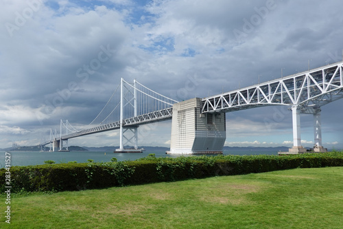 瀬戸大橋は四国の香川県坂出市と本州の岡山県倉敷市を結ぶ10の橋の総称です © WAWA
