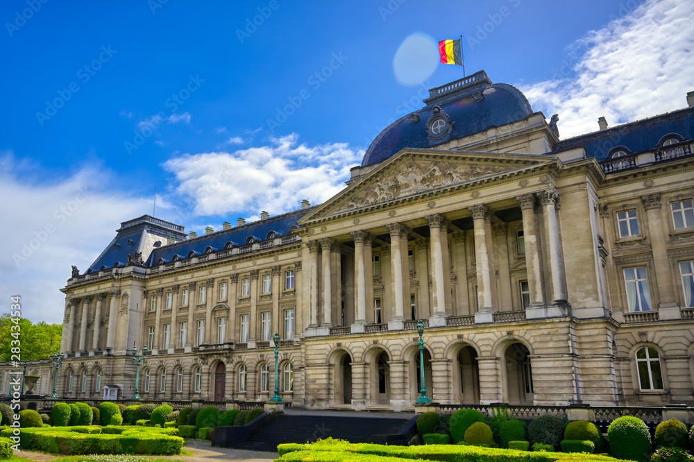Obraz premium The Royal Palace of Brussels is the official palace of the King and Queen of the Belgians in the center of the nation's capital of Brussels, Belgium.
