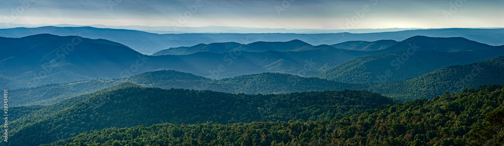 Naklejka Widok Blue Ridge Mountains (blisko) i Appalachów (odległość) z widokiem na Skyline Drive w Shenandoah National Park, Virginia, USA, pod koniec września.