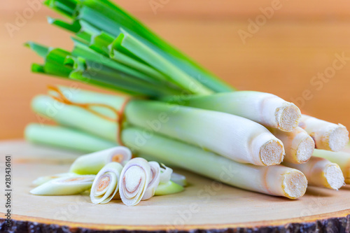 фотографія Fresh lemongrass rope and lemongrass slice on wooden cutting board in cooking concept