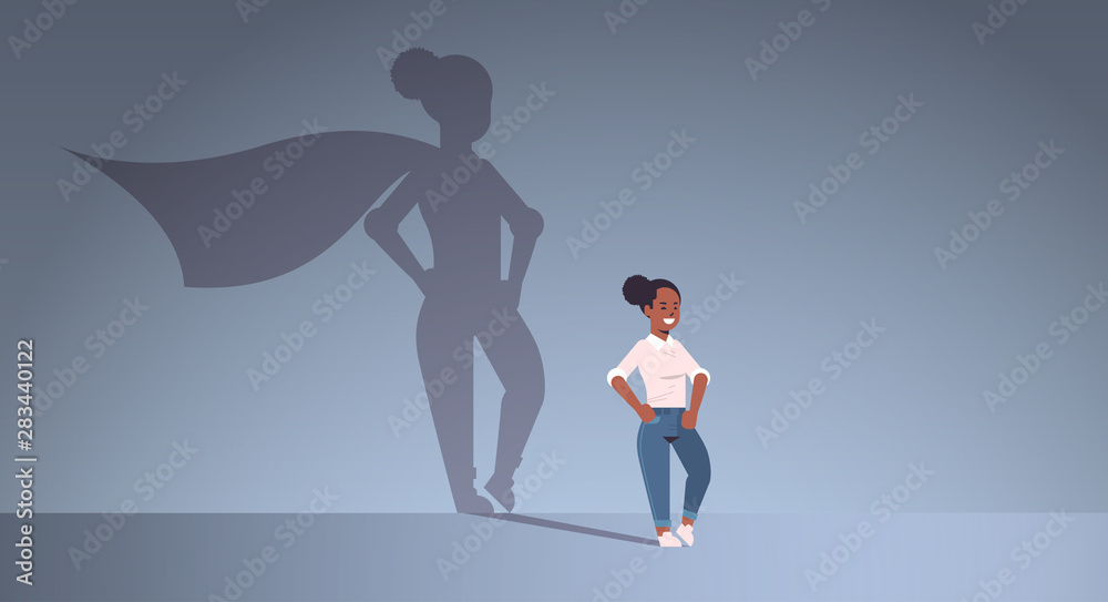 Naklejka afroamerykańska bizneswoman marzy o byciu superbohaterem cień kobiety z peleryną wyobraźni aspiracja koncepcja kobieta postać z kreskówki stojąca poza pełna długość płaski poziomy
