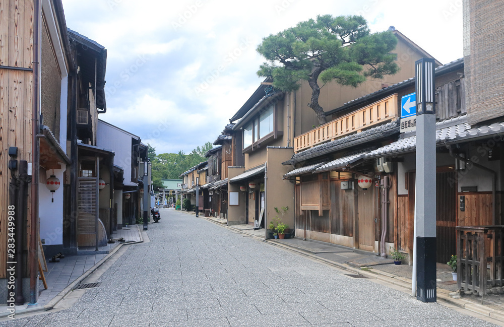 京都の上七軒の通り
